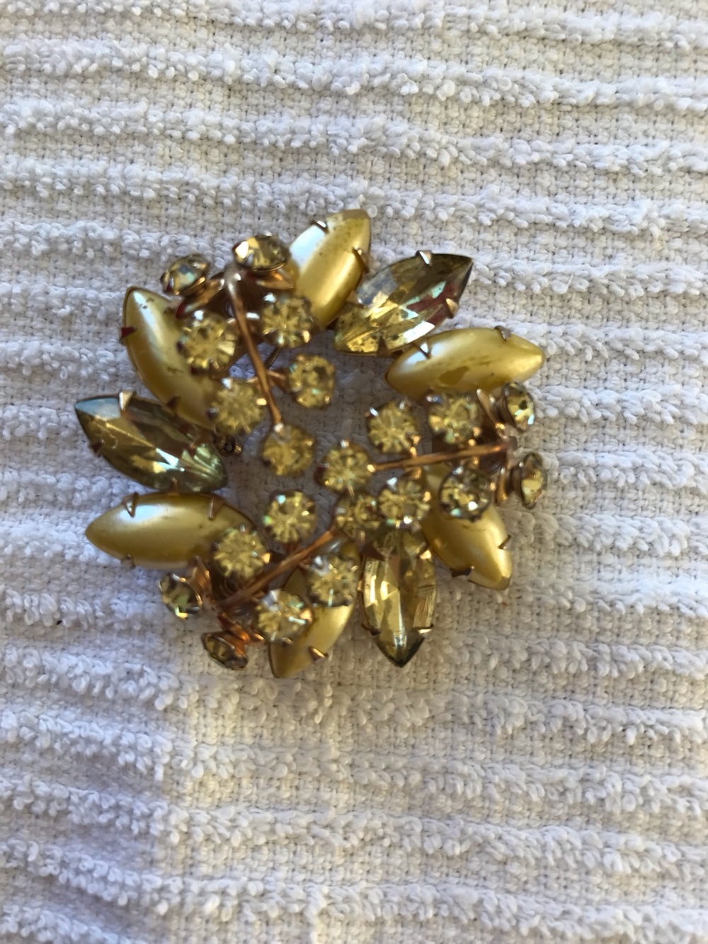 Vintage Gold-Tone Floral Crystal Brooch - Elegant Women Jewelry